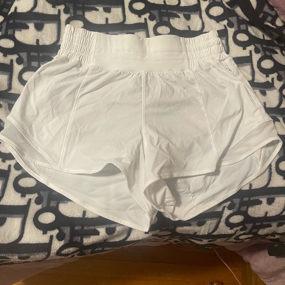White hotty hot 2.5” HR lululemon shorts